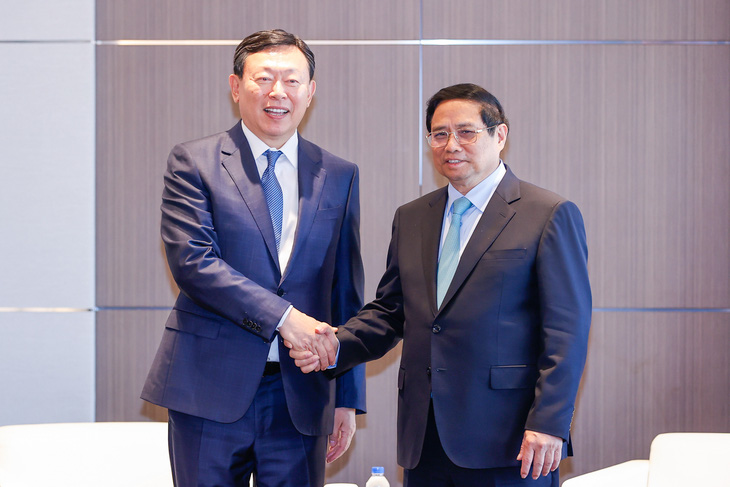 Thủ tướng Phạm Minh Chính bắt tay với ông Shin Dong Bin - chủ tịch Lotte - tập đoàn đa quốc gia quy mô lớn thứ 5 của Hàn Quốc - Ảnh: NHẬT BẮC