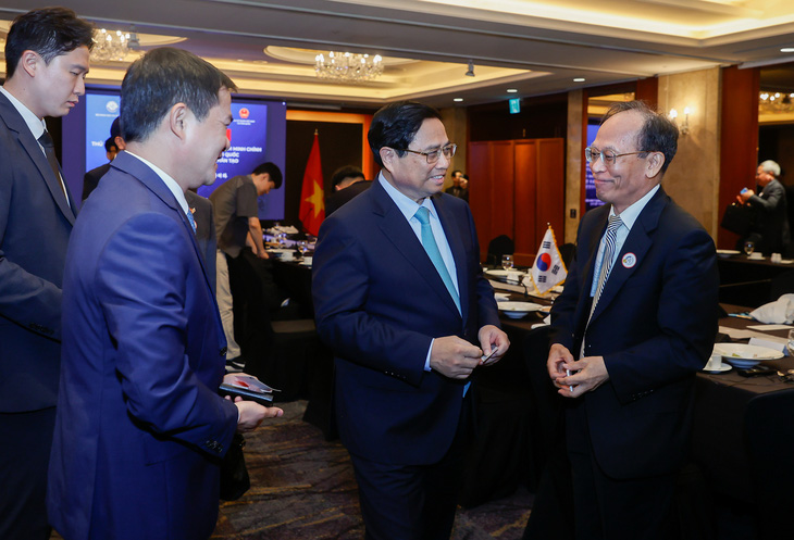 Thủ tướng Phạm Minh Chính trao đổi với giáo sư Lee Sin Doo (bìa phải), một người có nhiều tình cảm gắn bó với Việt Nam - Ảnh: NHẬT BẮC