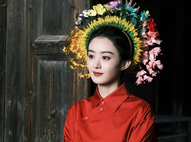 Triệu Lệ Dĩnh xuất hiện trên tạp chí với chiếc bờm hoa xinh đẹp.