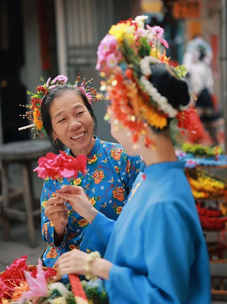 Phụ nữ Tuyền Châu vốn nổi tiếng với tục "cài hoa lên tóc" mang nhiều ý nghĩa.