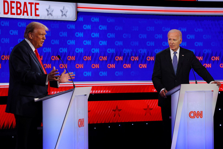 Ứng cử viên tổng thống Đảng Dân chủ Joe Biden (phải) và ứng cử viên tổng thống Đảng Cộng hòa Donald Trump trong cuộc tranh luận phát trên Đài CNN tại thành phố Atlanta, bang Georgia, Mỹ hôm 27-6 - Ảnh: REUTERS