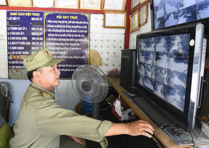 Anh Ngô Hoàng Phong gần 10 năm tham gia lực lượng dân phòng gìn giữ an ninh trật tự khu dân cư làng đại học xã Phước Kiển, huyện Nhà Bè, TP.HCM (ảnh chụp sáng 30-6) - Ảnh: TỰ TRUNG