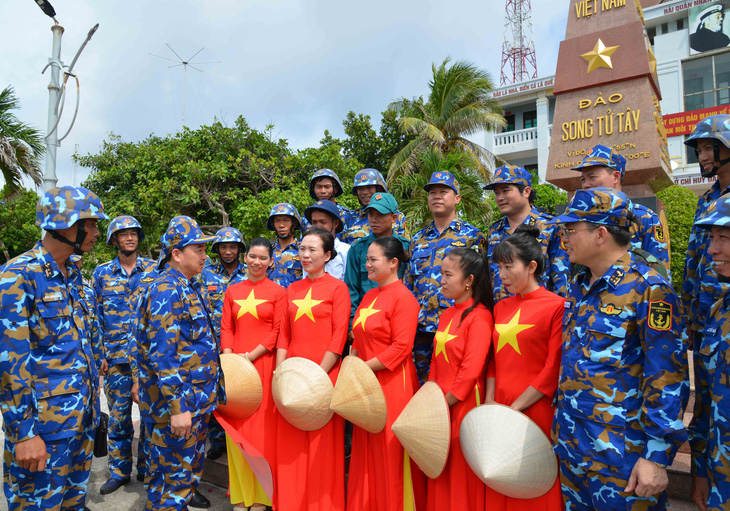 Tư lệnh Hải quân Trần Thanh Nghiêm trò chuyện với quân và dân đảo Song Tử Tây - Ảnh: TRỌNG THIẾT