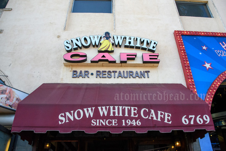Biển hiệu của Snow White Cafe - Ảnh: atomicredhead 
