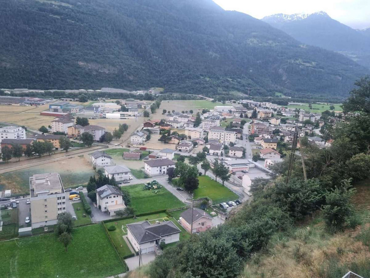 Một khu đô thị tại Thụy Sĩ ngập lụt do mưa lớn - Ảnh: X/@Alpenweerman