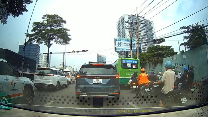 Xe buýt vượt đèn đỏ tại giao lộ Nguyễn Văn Linh – Nguyễn Hữu Thọ (quận 7) - Ảnh: Cắt từ video