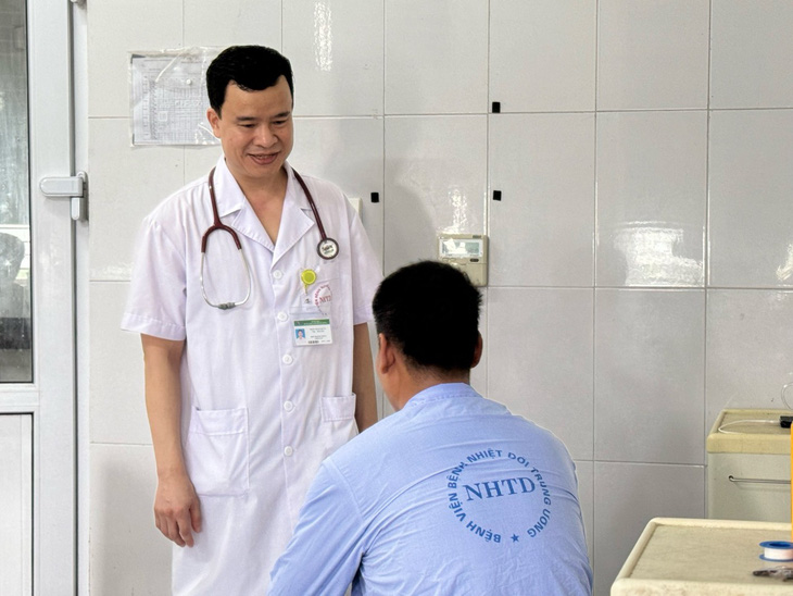 Bác sĩ khám cho anh H. tại Bệnh viện Bệnh nhiệt đới trung ương - Ảnh: Bệnh viện cung cấp
