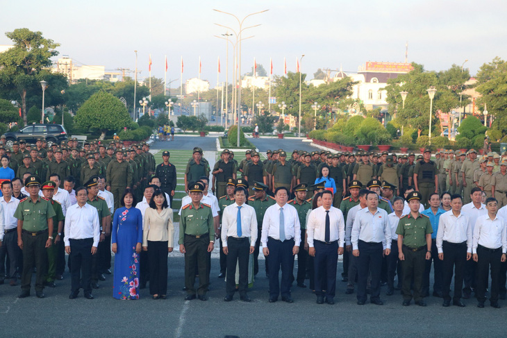 Các lãnh đạo tỉnh Tây Ninh cùng đại diện các sở, ban ngành có mặt tại buổi lễ ra mắt - Ảnh: GIAI THỤY