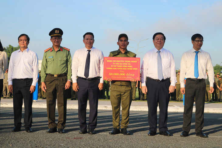 Trưởng Ban Tuyên giáo Trung ương Nguyễn Trọng Nghĩa (thứ hai từ phải qua) tặng quà cho lực lượng tham gia bảo vệ an ninh, trật tự cơ sở tại Tây Ninh - Ảnh: GIAI THỤY