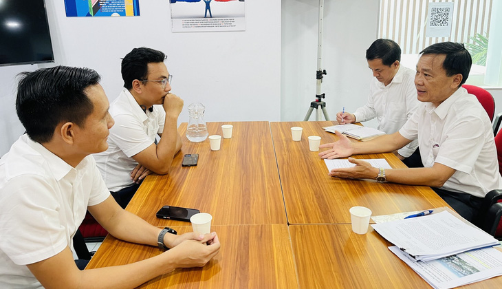 Ông Nguyễn Đình Thọ (phải), phó tổng giám đốc Công ty TNHH phát triển Phú Mỹ Hưng, trao đổi với Tuổi Trẻ về các nội dung thanh tra liên quan Phú Mỹ Hưng - Ảnh: LÊ PHAN