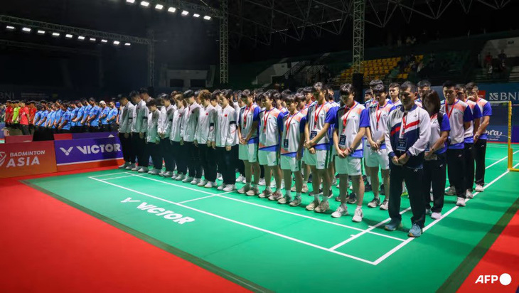 Toàn bộ các tay vợt tham dự Giải cầu lông trẻ vô địch châu Á 2024 mặc niệm Zhang Zhijie - Ảnh: AFP