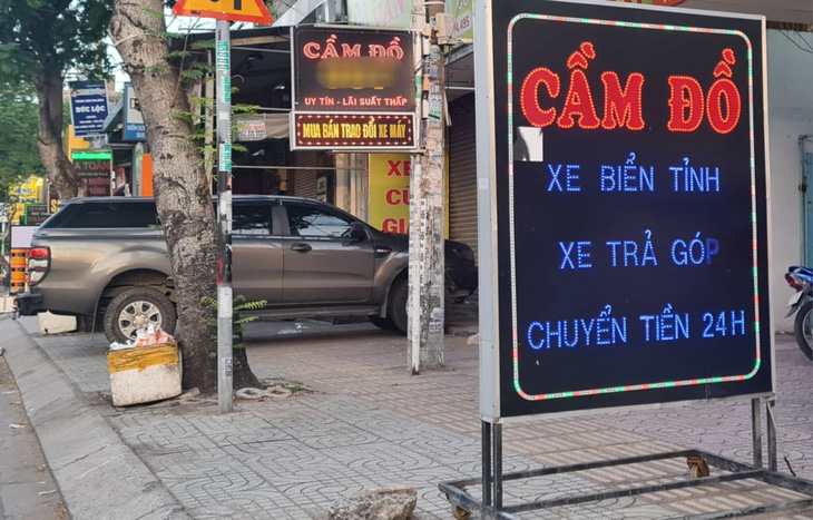 Các tiệm cầm đồ thi nhau nới lỏng điều kiện để... 