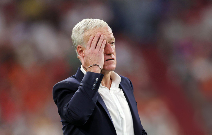 HLV Didider Deschamps chịu nhiều sức ép sau khi Pháp bị loại khỏi Euro 2024 - Ảnh: GETTY