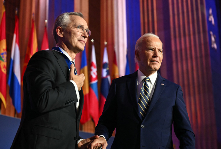 Tổng thống Mỹ Joe Biden (phải) và Tổng thư ký NATO Jens Stoltenberg tại sự kiện kỷ niệm 75 năm thành lập NATO ở thủ đô Washington, Mỹ ngày 9-7 - Ảnh: AFP