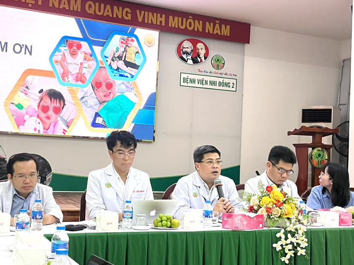 TS Phạm Ngọc Thạch, phó giám đốc Bệnh viện Nhi đồng 2, thông tin về các ca ghép gan gần đây - Ảnh: THÙY DƯƠNG