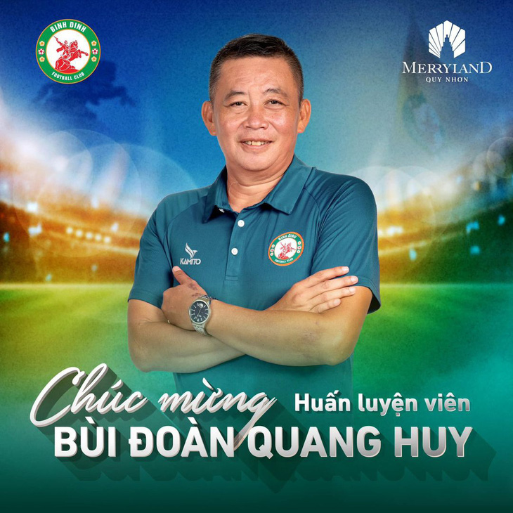 CLB Quy Nhơn Bình Định chúc mừng HLV Bùi Đoàn Quang Huy sau khi tái ký hợp đồng - Ảnh: QNBĐ FC