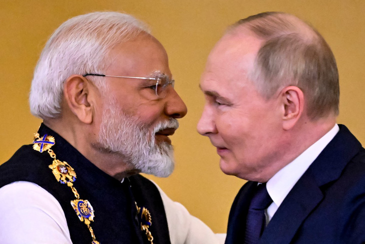 Tổng thống Nga Vladimir Putin (phải) và Thủ tướng Ấn Độ Narendra Modi trong cuộc gặp ở Matxcơva, Nga hôm 9-7 - Ảnh: AFP