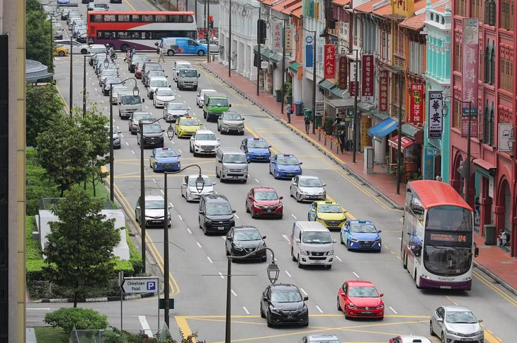 Xe hơi trên đường phố Singapore - Ảnh chụp màn hình Strait Times