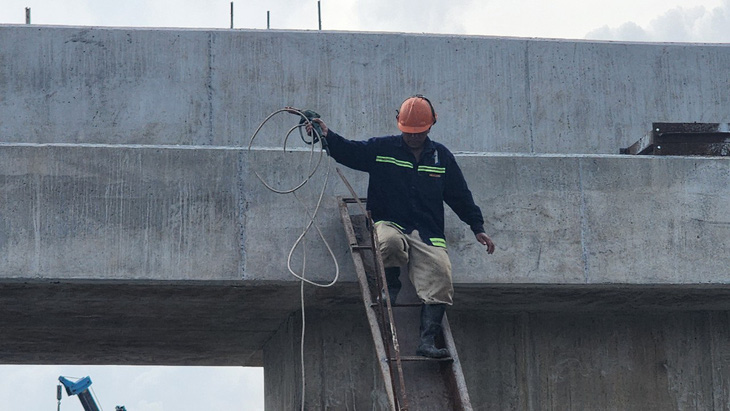 Công nhân đang thi công cầu Nhơn Trạch phía bờ Đồng Nai. Đây là dự án thành phần 1A của dự án vành đai 3 TP.HCM - Ảnh: H.MI