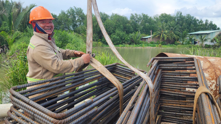 Công nhân đang thi công ở khu vực cầu Nhơn Trạch thuộc dự án vành đai 3 TP.HCM - Ảnh: H.MI