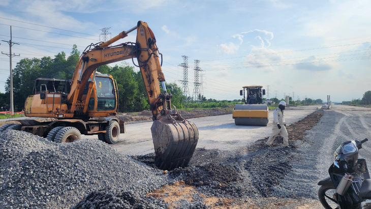 Công nhân đang thi công dự án thành phần 4 vành đai 3 TP.HCM. Sắp tới, đoạn này sẽ kết nối vào tuyến cao tốc Bến Lức - Long Thành - Ảnh: H.M.