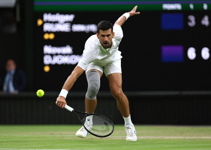 Djokovic vào bán kết Wimbledon 2024 mà không tốn giọt mồ hôi nào - Ảnh: REUTERS