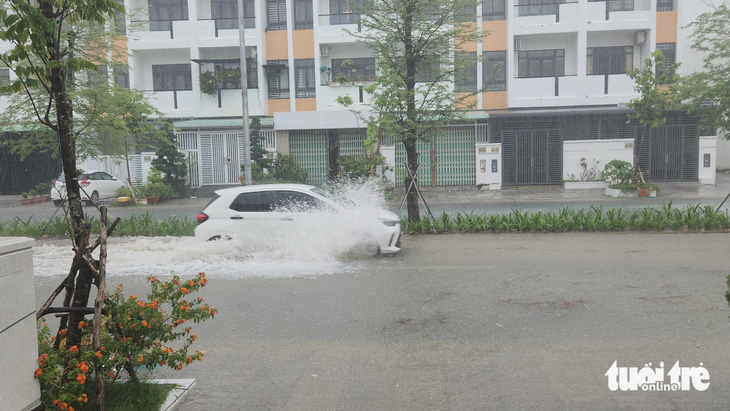 Từ 6h sáng 11-7, cơn mưa lớn xuất hiện trên địa bàn TP Rạch Giá làm nhiều tuyến đường bị ngập nặng - Ảnh: BỬU ĐẤU