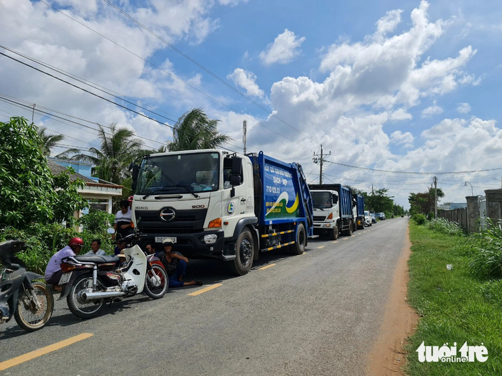 Những chiếc xe chở rác bị người dân chặn lại, không cho chở rác vào bãi rác vì họ cho rằng bãi rác đang bị ô nhiễm, gây mùi hôi thối - Ảnh: MẬU TRƯỜNG