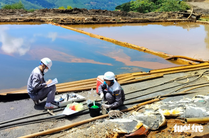 Cán bộ Trung tâm Quan trắc tài nguyên và môi trường Nghệ An lấy mẫu nước xét nghiệm tại Công ty thiếc Hà An - Ảnh: DOÃN HÒA