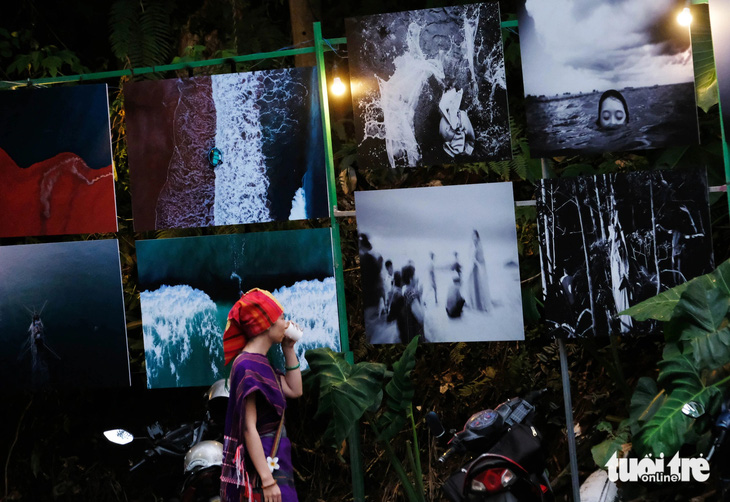 Du khách nước ngoài mặc thổ cẩm xem triển lãm trên Cung đường nghệ thuật Đà Lạt - Ảnh: M.V