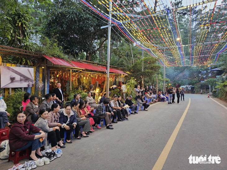 Du khách ngồi dọc tuyến đường Lý Tự Trọng tham dự các hoạt động nghệ thuật - Ảnh: M.V