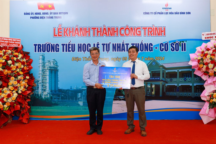 Đại diện BSR trao biển tượng trưng tài trợ cho phường Điện Thắng Trung