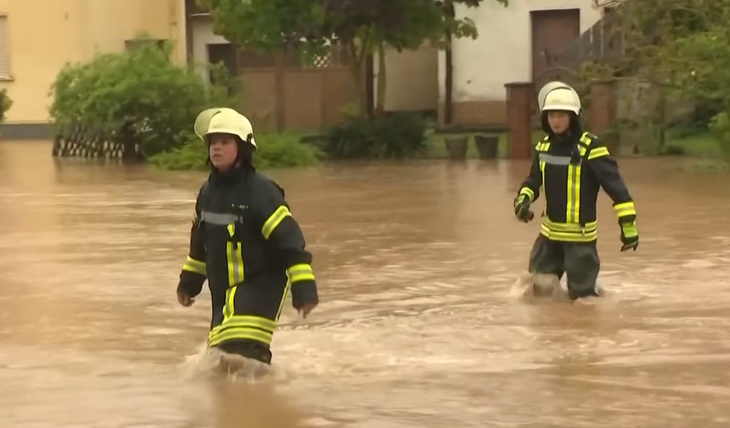 Ảnh chụp màn hình Đài France24 cho thấy mưa lớn gây nên lũ lụt ở nhiều khu vực miền bắc nước Pháp trong vài tuần qua