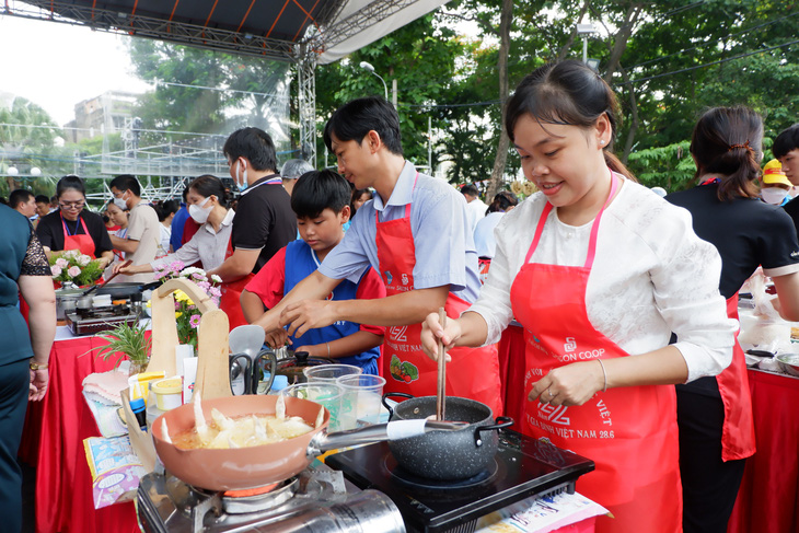 Xây dựng gia đình hạnh phúc là khát khao của nhiều phụ nữ. Họ sợ nhất khi lấy phải chồng có thói gia trưởng. Trong ảnh là hội  thi nấu ăn tại ngày hội gia đình - Ảnh minh họa: K.ANH