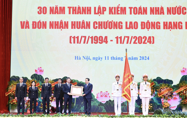 Chủ tịch Quốc hội trao tặng Huân chương Lao động hạng ba cho Kiểm toán Nhà nước - Ảnh: KTNN 