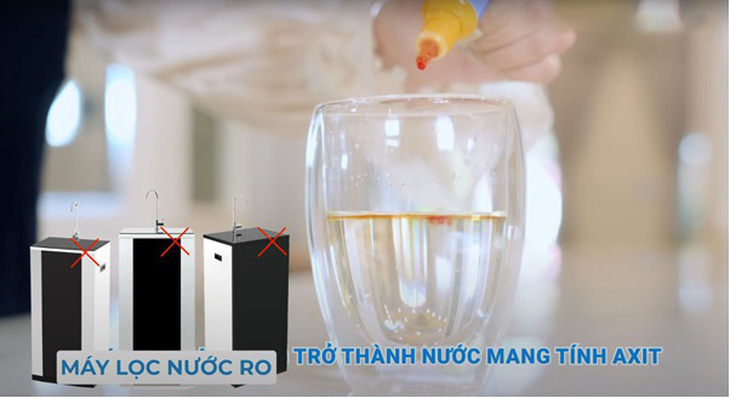 Nhiều hướng dẫn người dân dùng dung dịch thử pH để nhỏ vào nước từ máy lọc nước. Nếu ra màu vàng là nước có tính axit, thí nghiệm này thu hút nhiều ý kiến bàn luận - Ảnh: MINH SANG