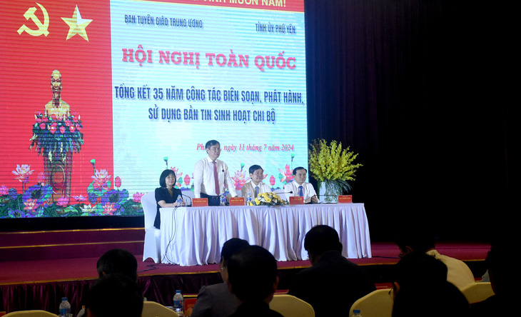 Phó trưởng Ban Tuyên giáo Trung ương Phan Xuân Thủy (đứng) phát biểu điều hành thảo luận Hội nghị toàn quốc tổng kết 35 năm biên soạn, phát hành, sử dụng bản tin Sinh hoạt chi bộ - Ảnh: D.TH.