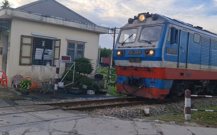 Tàu hỏa liên tục bị ném đá, ngành đường sắt "cầu viện" Quảng Ngãi trợ giúp ngăn chặn