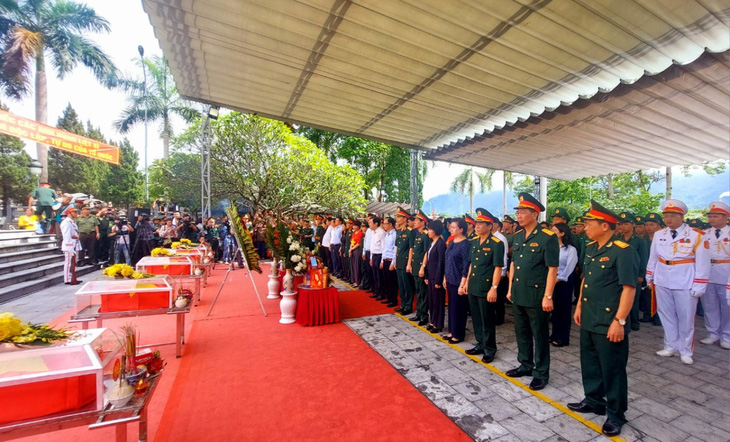 Nguyên Chủ tịch nước Trương Tấn Sang và các lãnh đạo, đại biểu đã dâng hoa, dâng hương tưởng niệm các anh hùng liệt sỹ tại Đền thờ các Anh hùng liệt sỹ Nghĩa trang liệt sỹ quốc gia Vị Xuyên - Ảnh: QK2