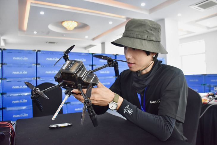 Anh Jun Sang, đại diện đội Hàn Quốc, kiểm tra lại chiếc drone trước buổi tổng duyệt ngày 12-7 - Ảnh: MINH CHIẾN