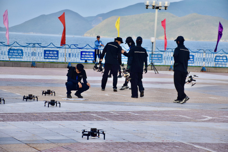 Các đội thi xếp drone theo sơ đồ - Ảnh: MINH CHIẾN