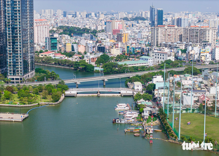 Đây là đoạn theo quy hoạch đường ven sông vượt qua rạch Thị Nghè, nối dự án khu trung tâm phức hợp Sài Gòn - Ba Son và khu đất quốc phòng số 234 đường Ngô Tất Tố, quận Bình Thạnh - Ảnh: LÊ PHAN