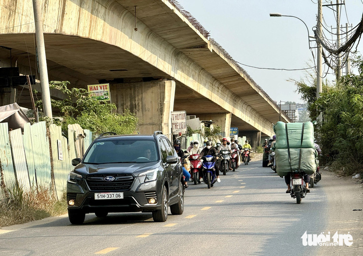 Khu vực cầu Nam Lý, đường Đỗ Xuân Hợp thường xuyên xảy ra ùn tắc giao thông khiến người dân đi lại khó khăn - Ảnh: THU DUNG