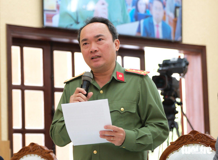 Đại tá Trương Minh Đương - giám đốc Công an tỉnh Lâm Đồng - trả lời chất vấn liên quan đến đấu tranh với tín dụng đen trên địa bàn tỉnh - Ảnh: M.V.