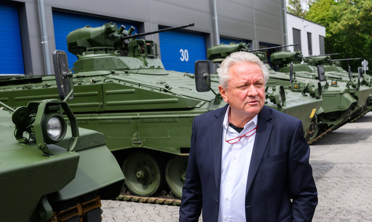 CEO Rheinmetall, ông Armin Papperger, đứng cạnh một sản phẩm của tập đoàn tại một triển lãm - Ảnh: CNN