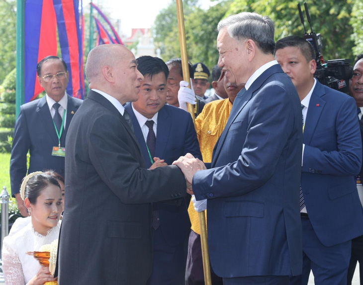 Quốc vương Campuchia Norodom Sihamoni đón Tổng Bí thư, Chủ tịch nước Tô Lâm khi ông thăm Campuchia trên cương vị Chủ tịch nước vào tháng 7-2024 - Ảnh: TTXVN