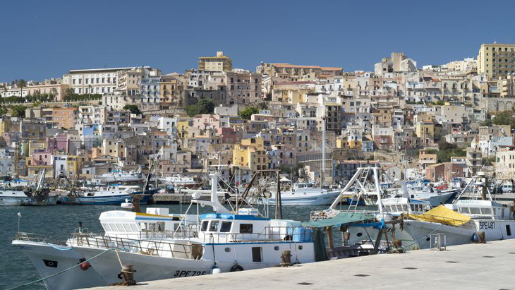 Thuyền đánh cá neo đậu tại cảng ở thị trấn Sciacca, vùng Sicily, miền nam Ý - Ảnh: CNN/GETTY IMAGES