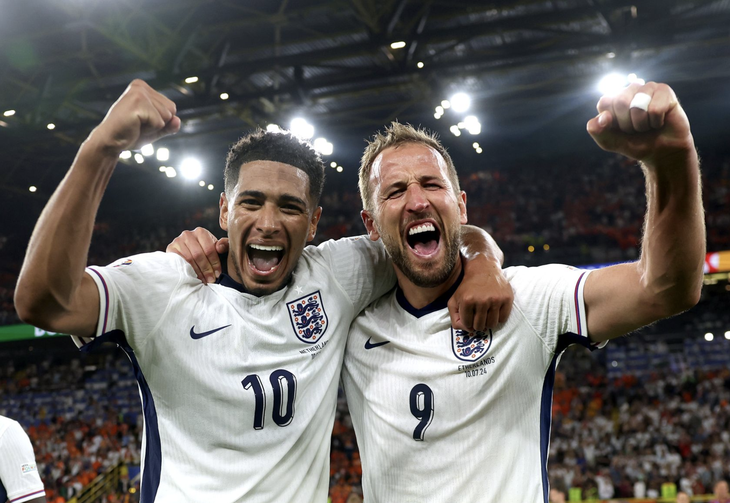 Bellingham (trái) và Harry Kane ăn mừng chiến thắng của Anh - Ảnh: REUTERS