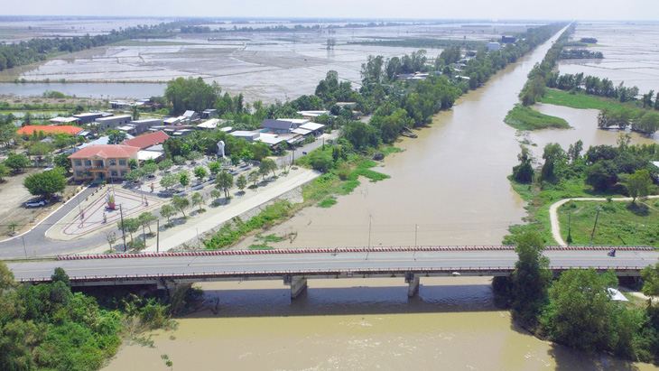 Nước từ kênh Vĩnh Tế rẽ vào kênh Ông Kiệt (T5) làm vực dậy vùng tứ giác Long Xuyên vốn đầy phèn chua - Ảnh: CHÍ HẠNH