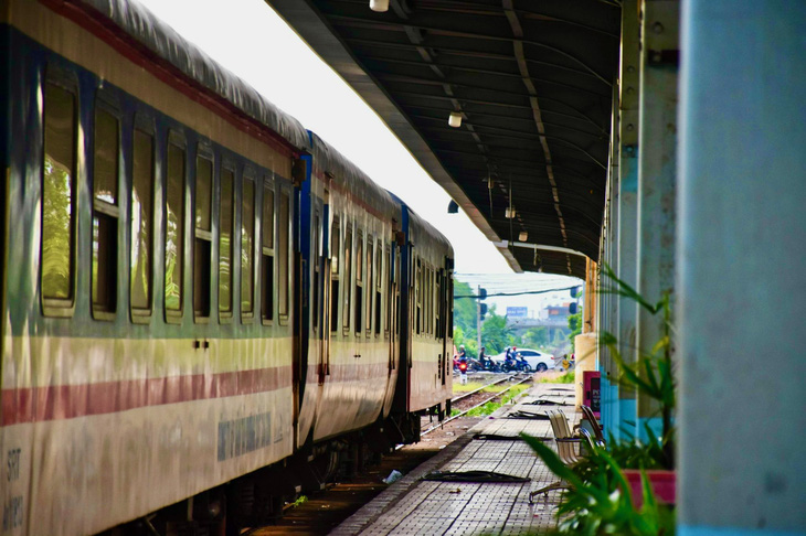 Hiện nay vẫn chưa bắt hay xử lý được người ném đất, đá lên tàu - Ảnh: MINH CHIẾN